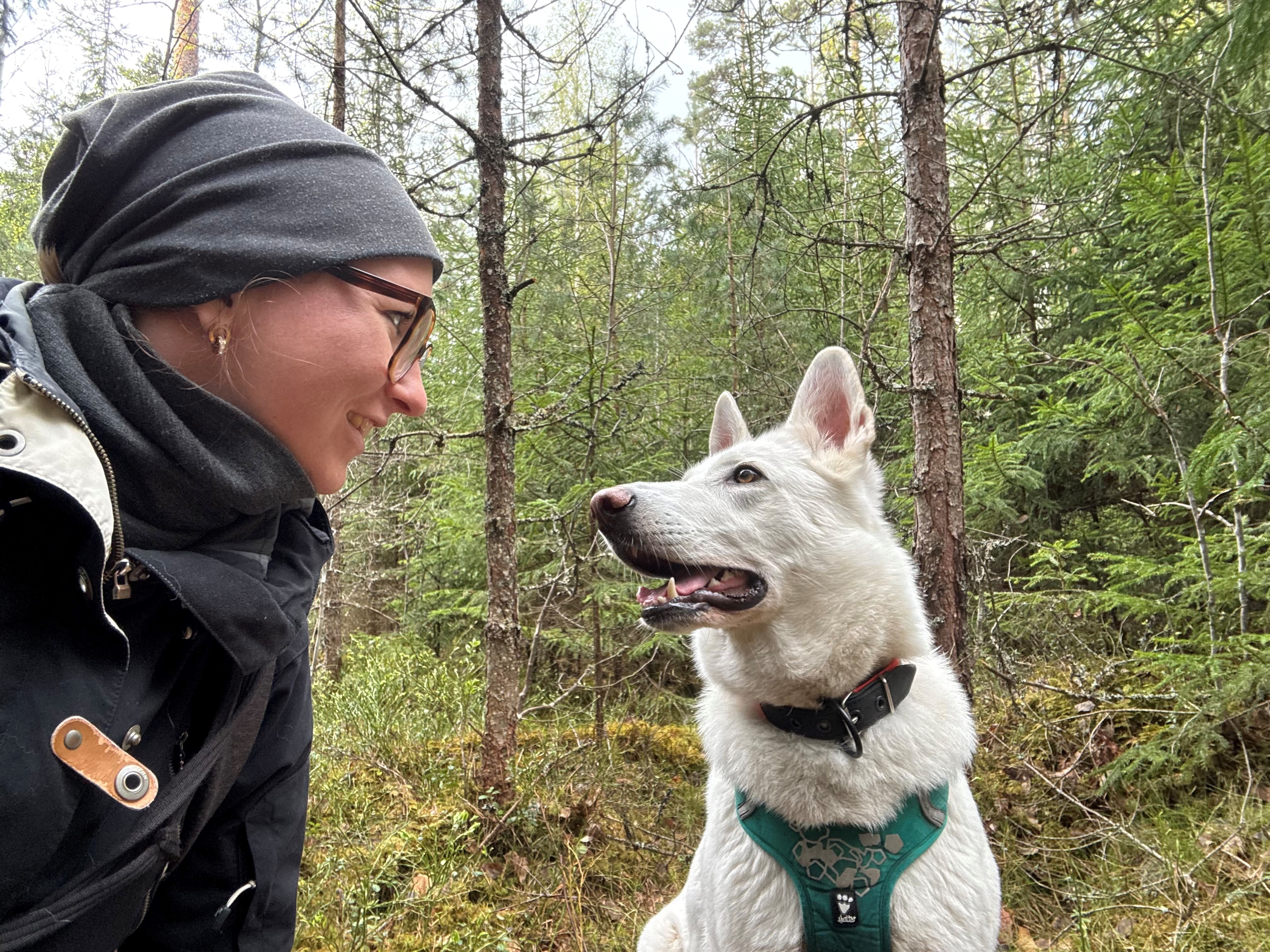 Naine valge hundikoeraga metsas